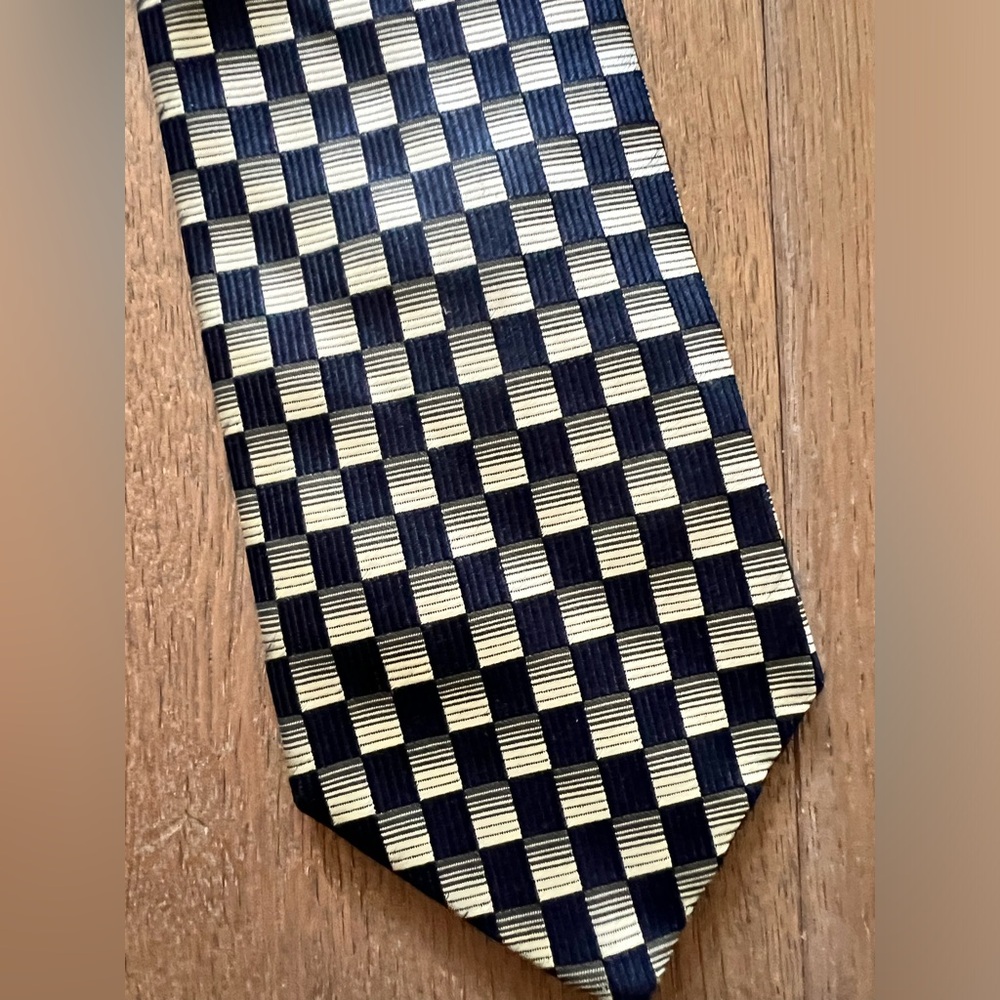 Patterned Tie - Picture 2 of 4